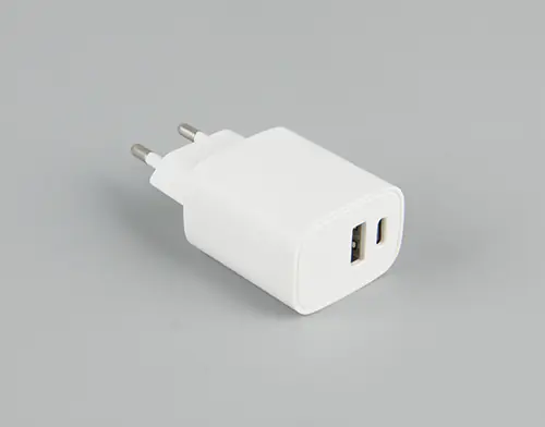 Reality Netzteil für USB-A & USB-C 