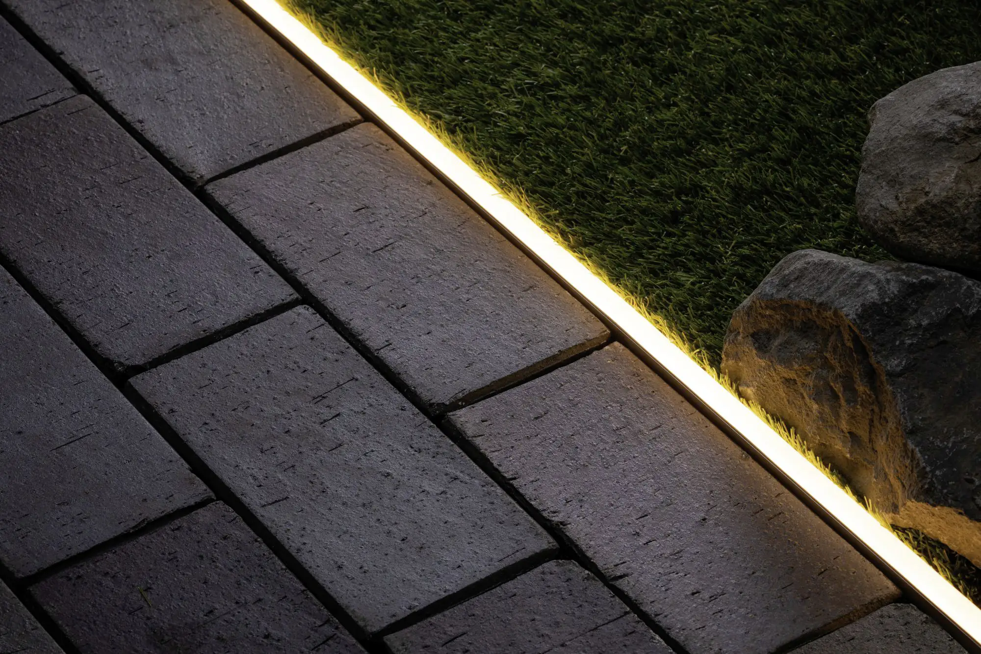 Paulmann Plug & Shine Stripe Smooth Outdoor 10 m schwarz dimmbar Paulmann Plug & Shine Stripe Smooth Outdoor 10 m schwarz dimmbar
