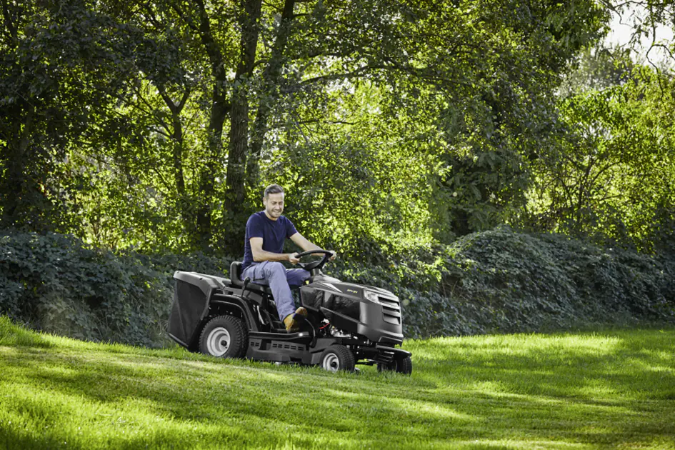 Alpina Benzin Rasentraktor AT4 98 A, 7,2 kW, 98 cm Schnittbreite inklusive Mulchfunktion Alpina Benzin Rasentraktor AT4 98 A, 7,2 kW, 98 cm Schnittbreite inklusive Mulchfunktion