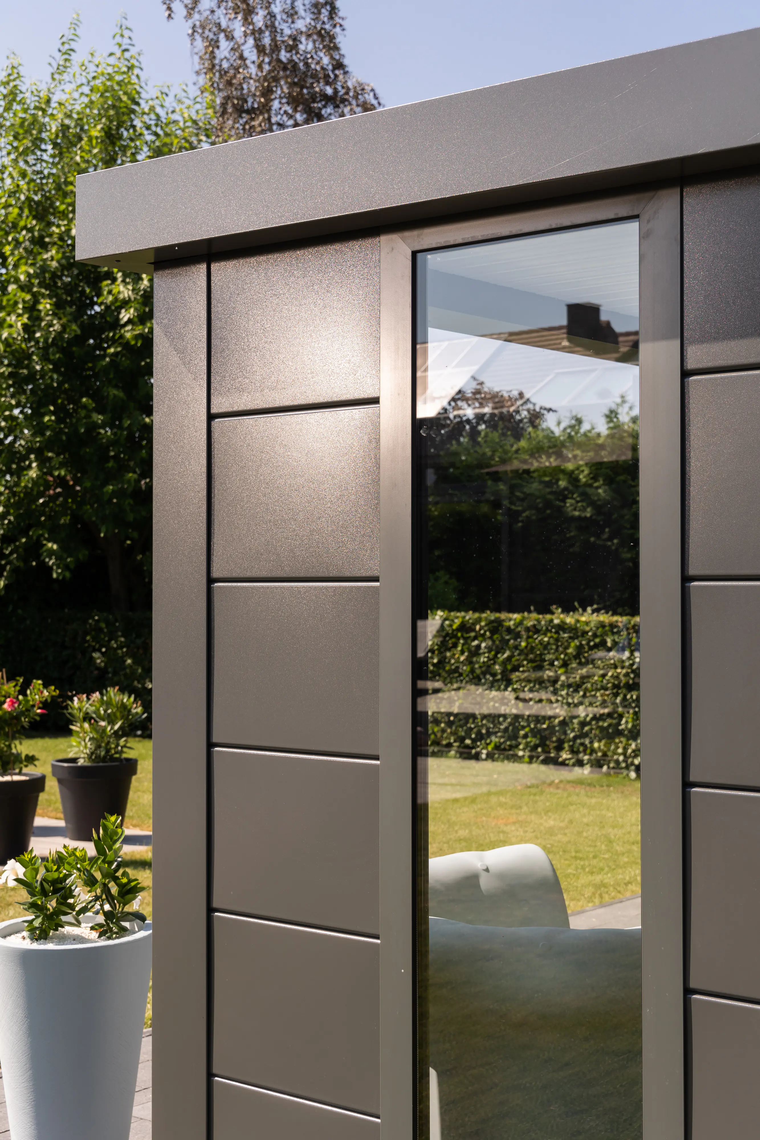 Telluria Gerätehaus Classico Lounge XL mit Fenstern 3330 links anthrazit 792 x 298 cm