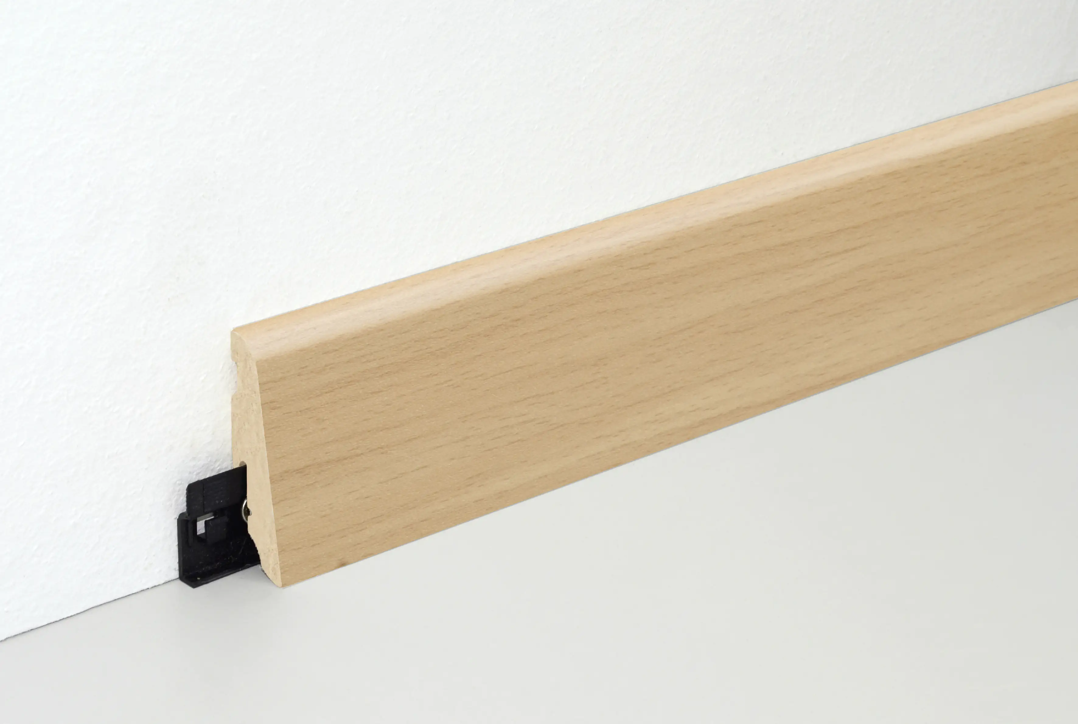 9010115224049_2450311 Neuhofer Fußleiste 240 cm 58 x 19 mm Buche Royal SB