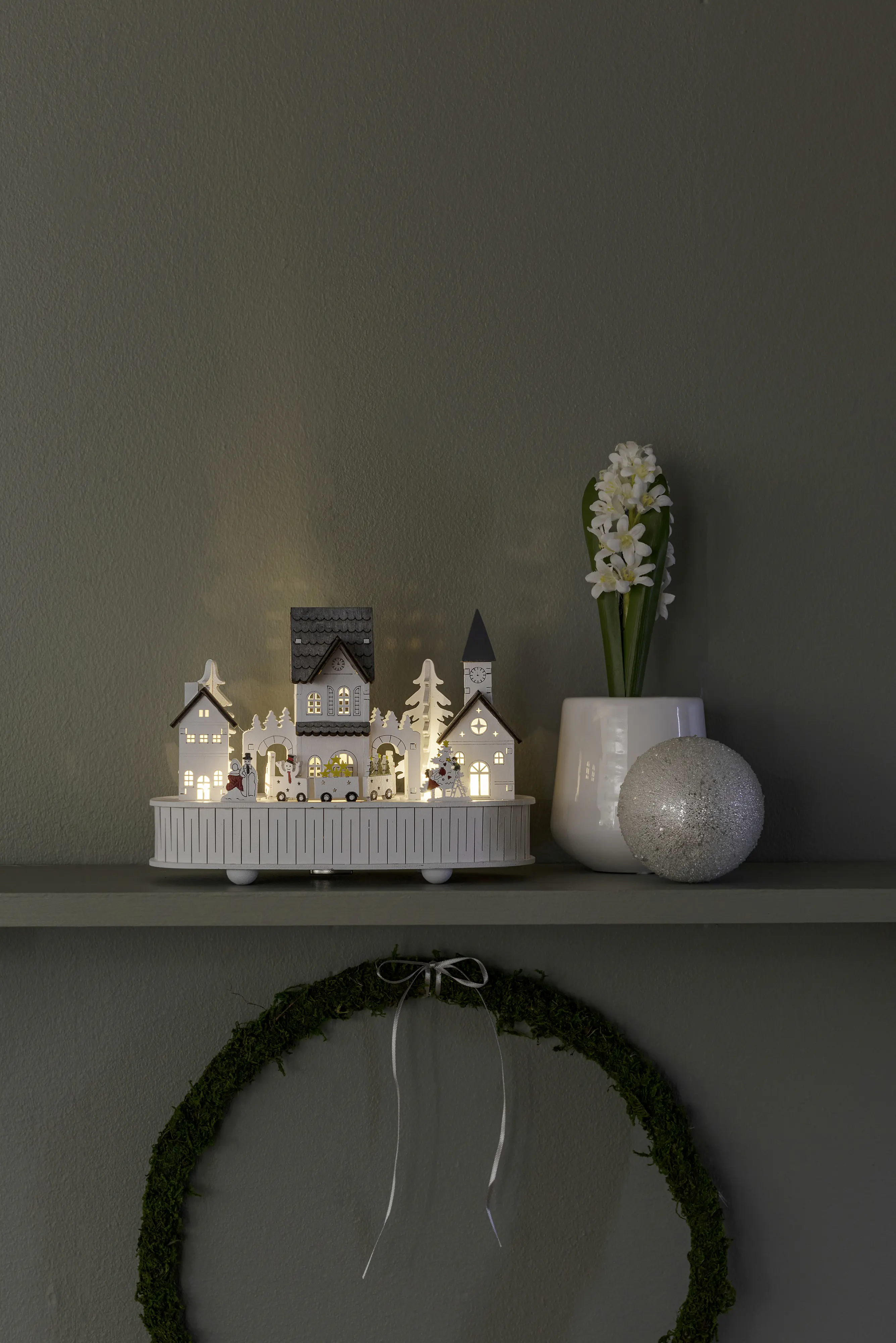 Konstsmide LED-Holzsilhouette Haus und Kirche mit Spieluhr & Timer 22 x 12 x 15,5 cm weiß