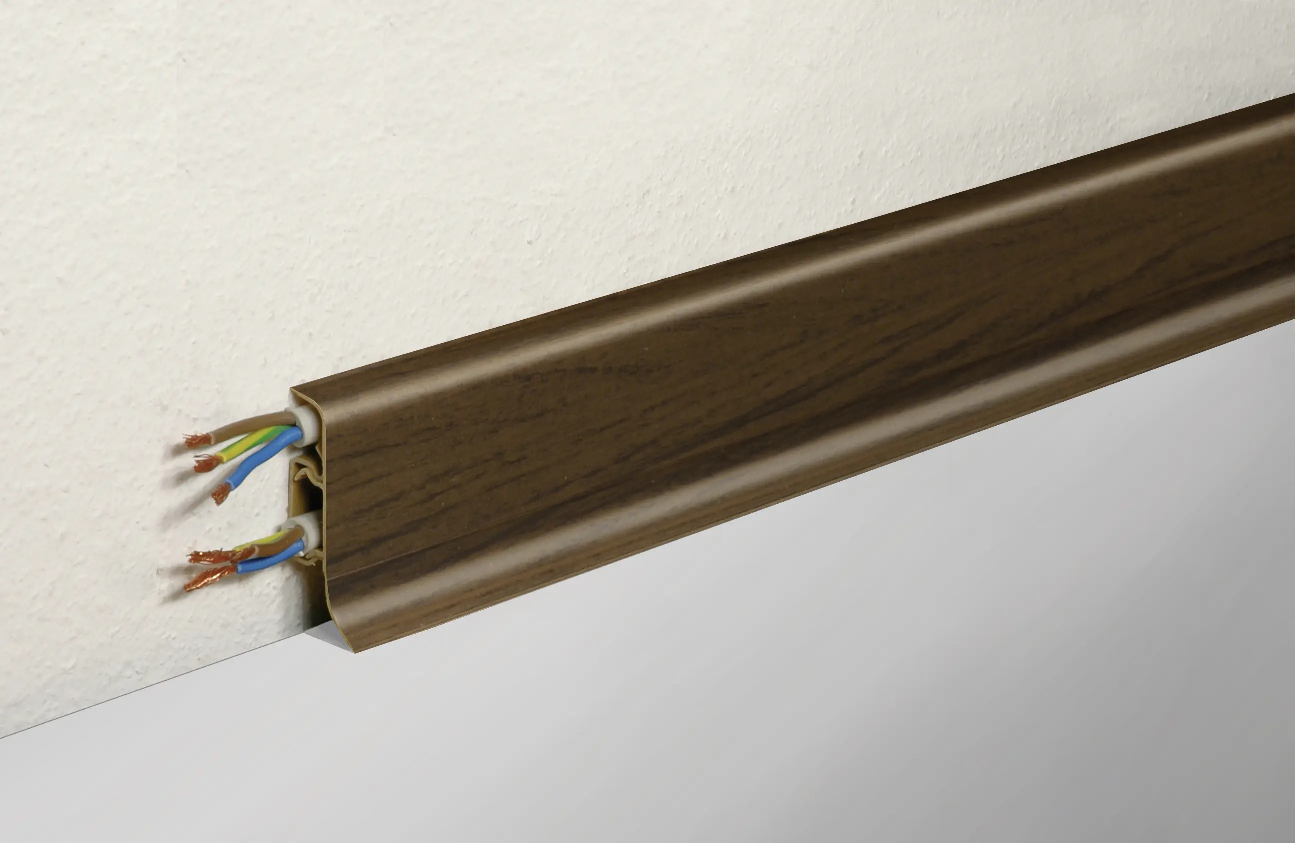 FN Neuhofer Klemmsockelleiste 250 cm 50 x 22,5 mm Nussbaum