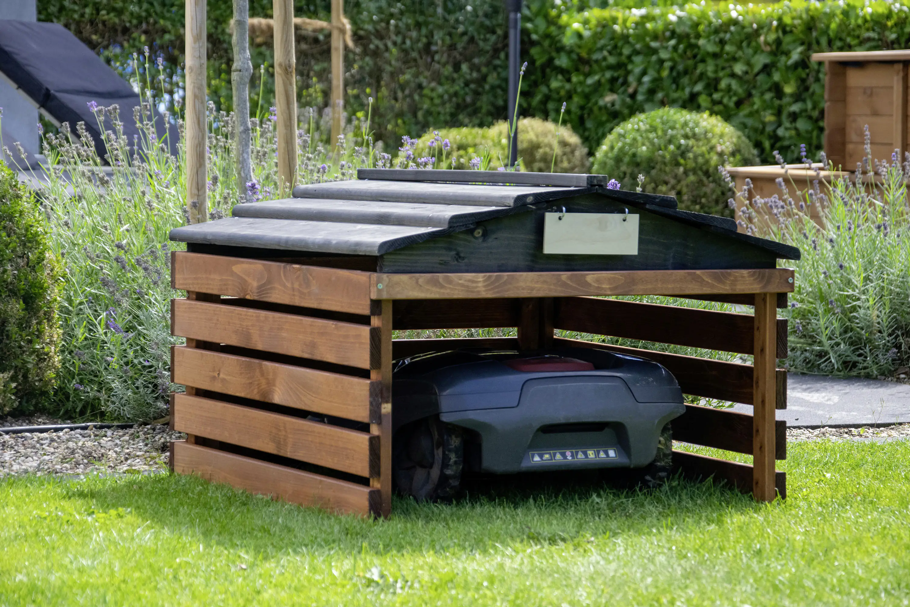 4055894561935_3169786 Dobar Mähroboter-Garage mit Schild braun schwarz 78,5 x 74 x 52,5 cm