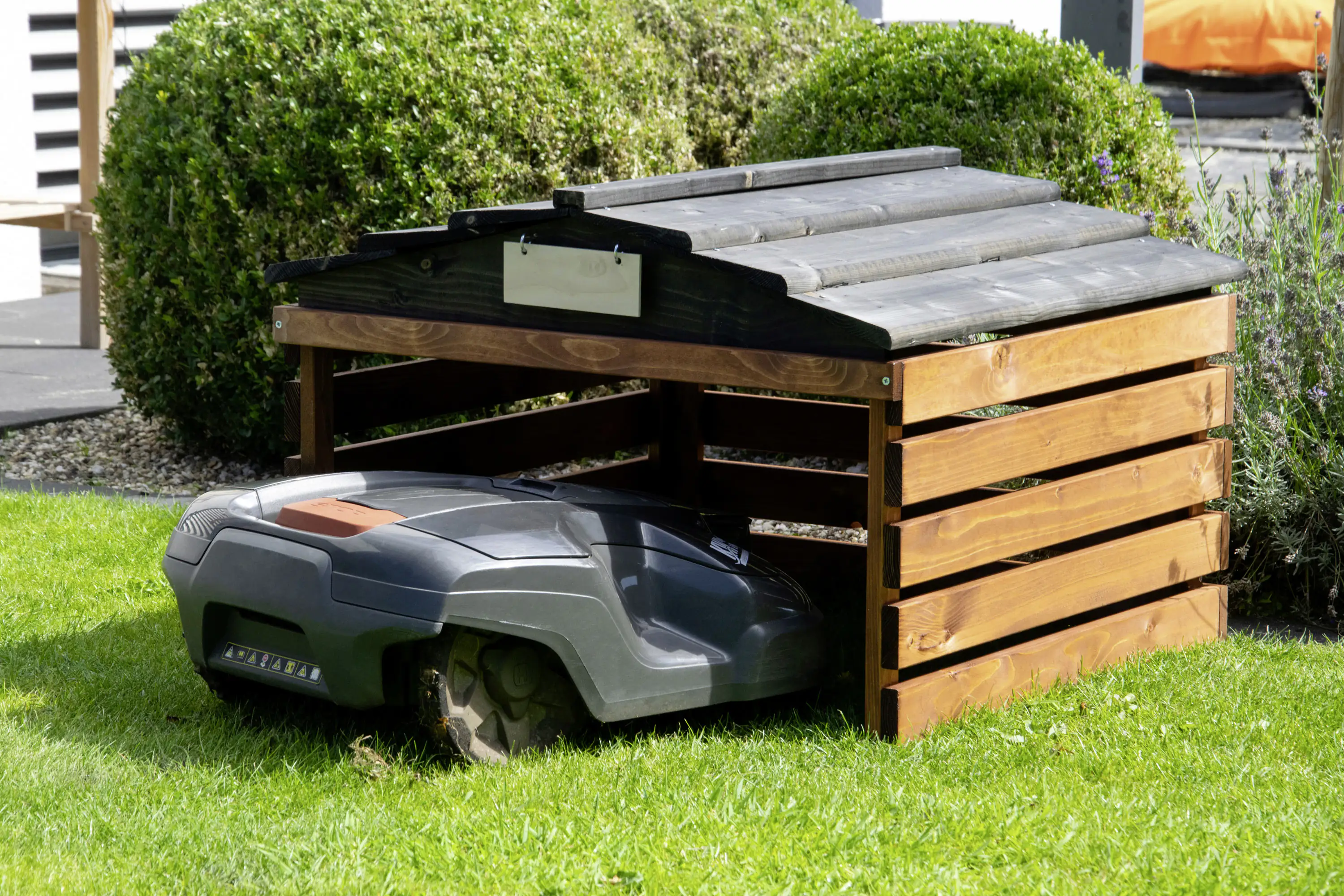 4055894561935_3169784 Dobar Mähroboter-Garage mit Schild braun schwarz 78,5 x 74 x 52,5 cm