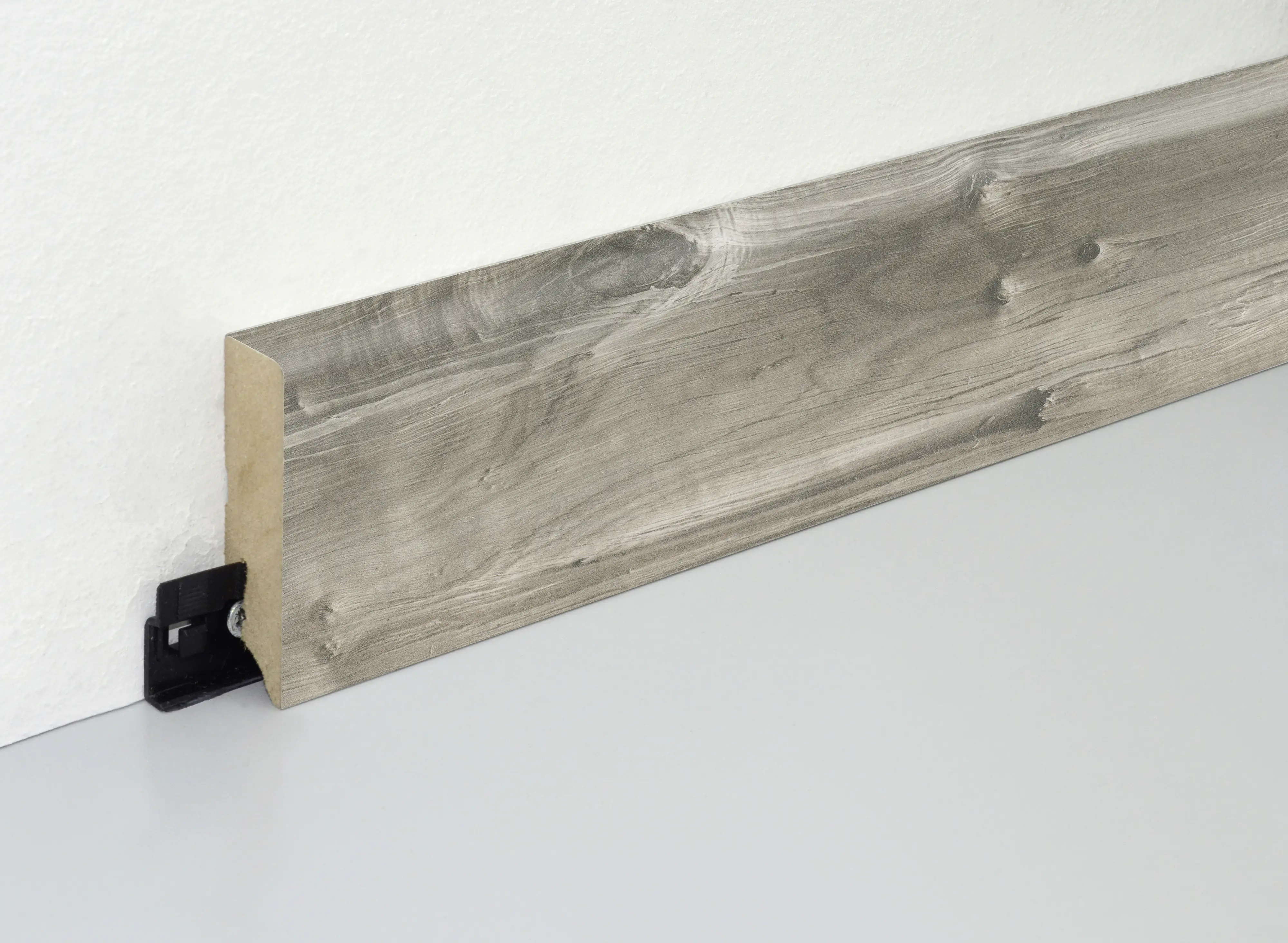 9010115225756_2765491 Neuhofer Fußleiste 240 cm 70 x 19 mm Spaltholz grau