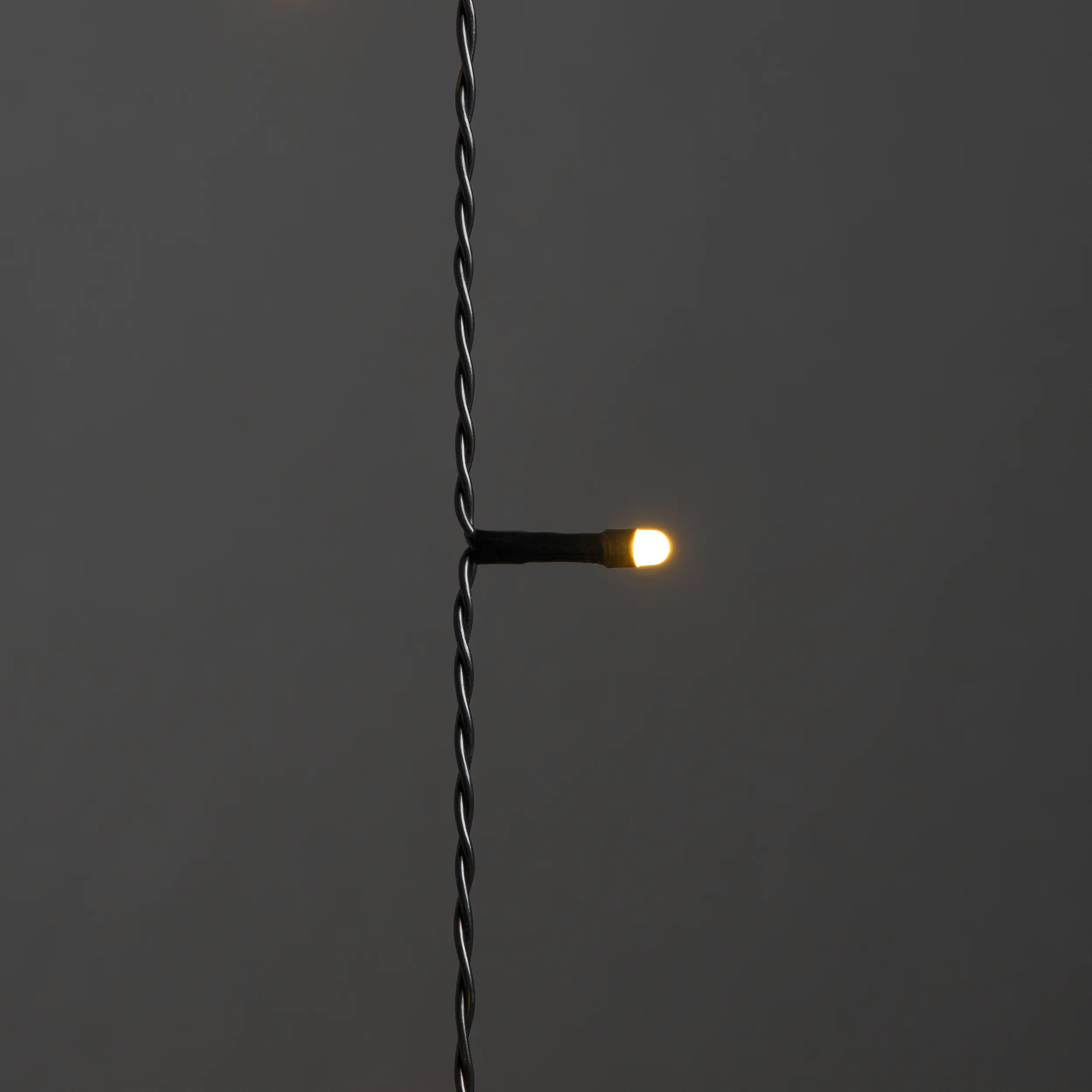 7318306660839_07 Konstsmide LED Baummantel 6 Stränge a 45 gefrostete Dioden 11,8 Meter