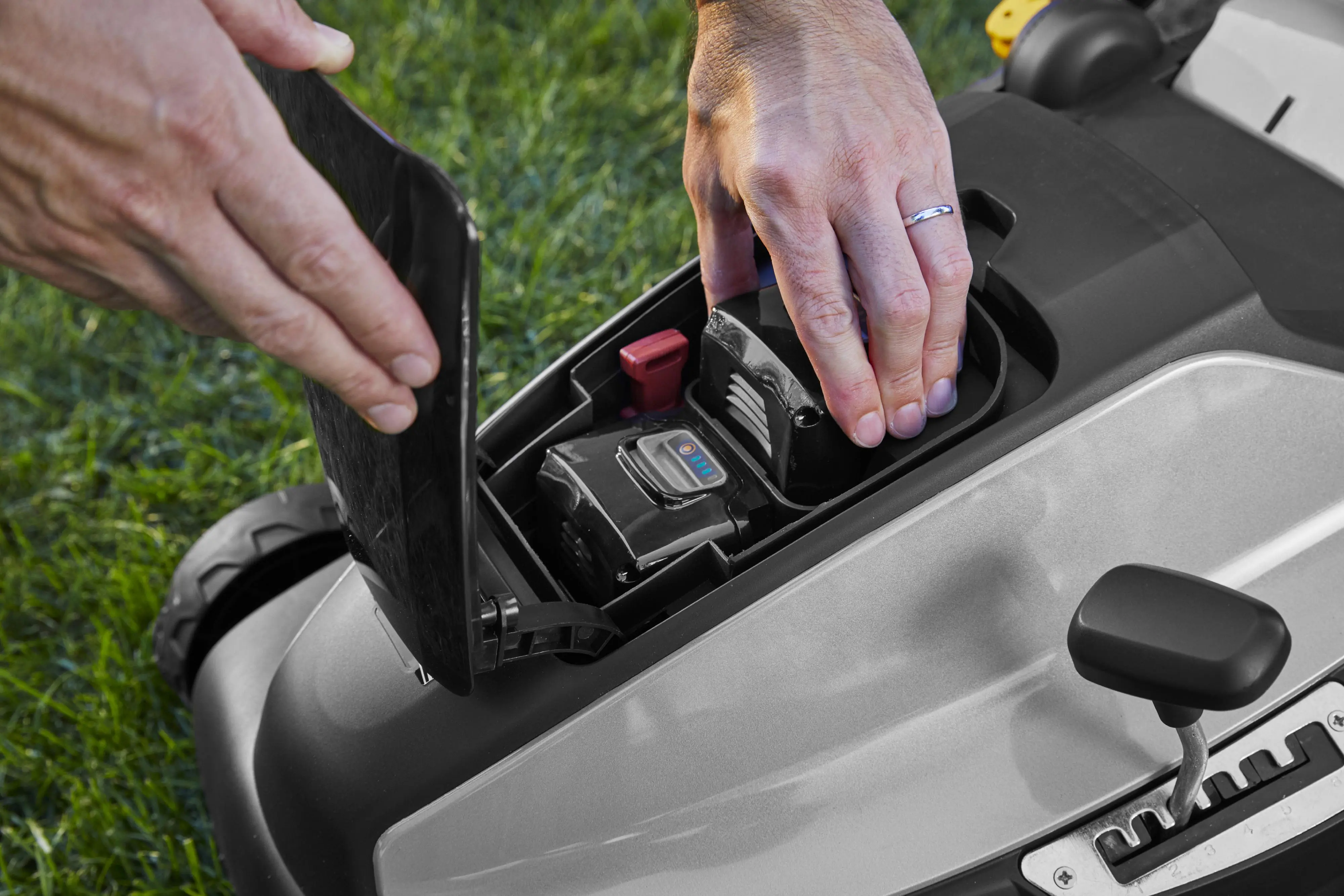 Alpina Akku-Rasenmäher AL 3820 Li 38 cm Schnittbreite inkl. 2 x 4 Ah Akku