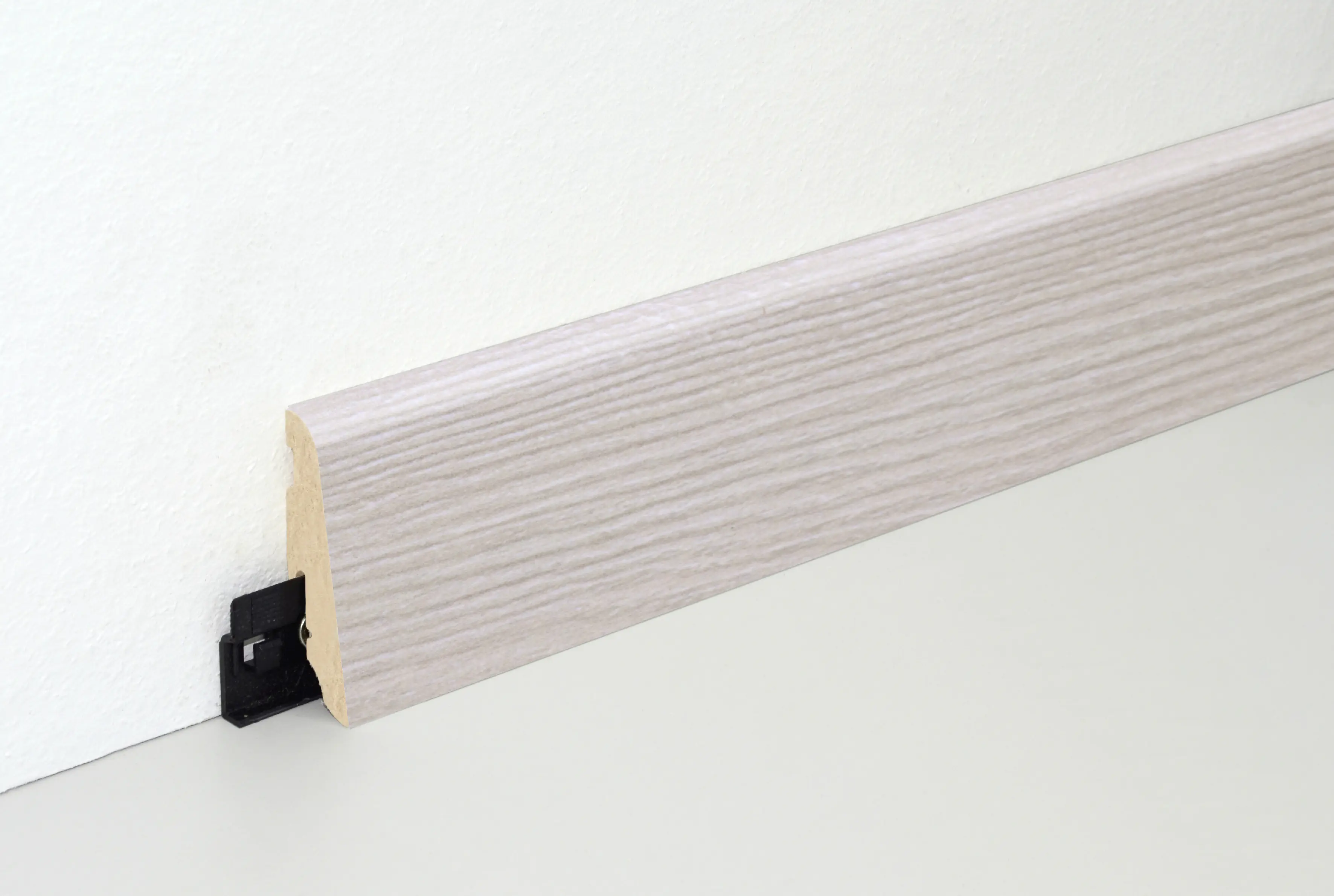 Neuhofer Fußleiste 240 cm 58 x 19 mm Pine whitewashed