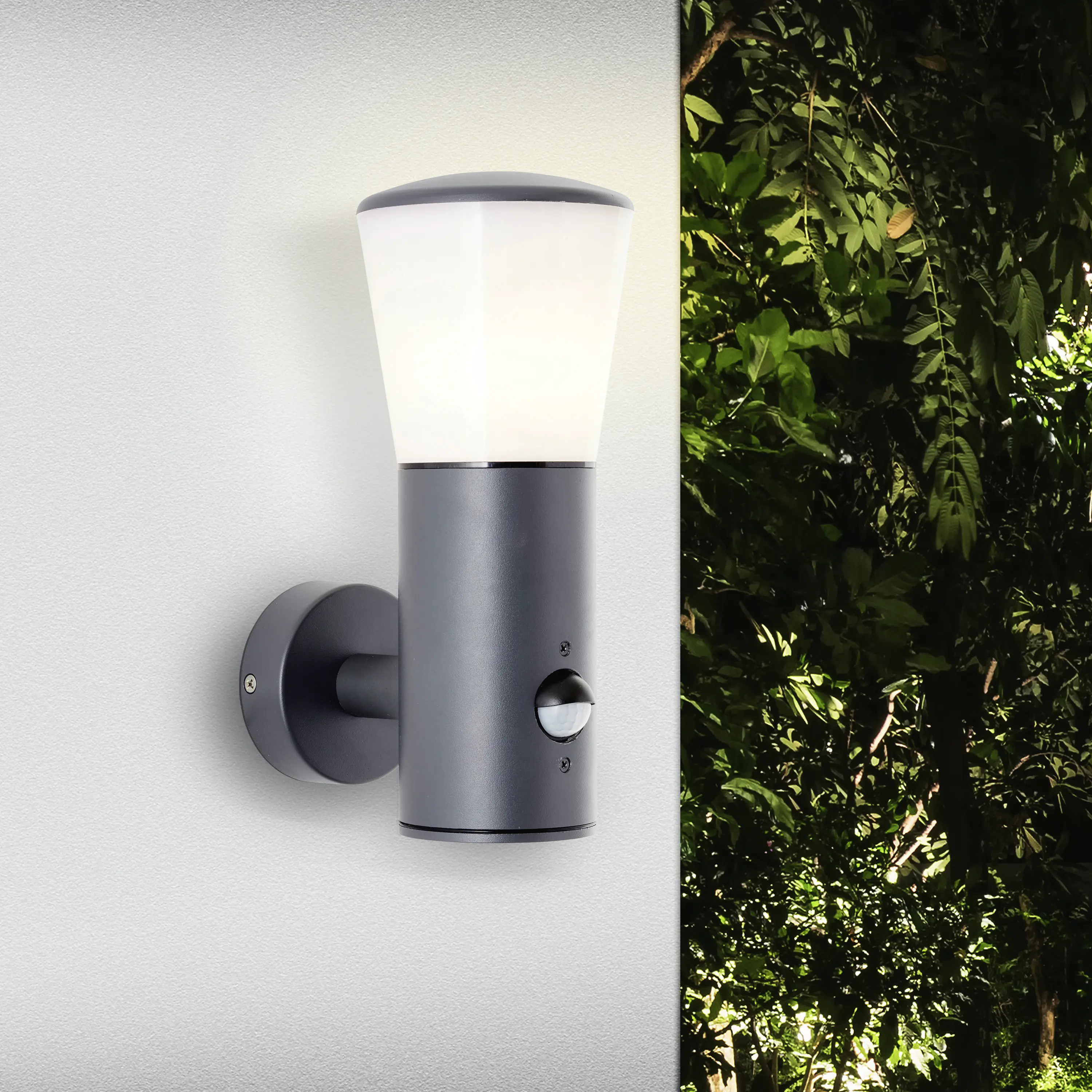 Brilliant LED Außen-Wandleuchte Cliffi aluminium mit Bewegungsmelder E27 28 W