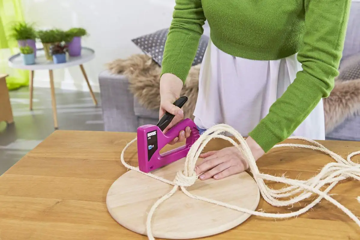 Novus Handtacker J-13 für Feindrahtklammern bis 10 mm Novus Handtacker J-13 für Feindrahtklammern bis 10 mm