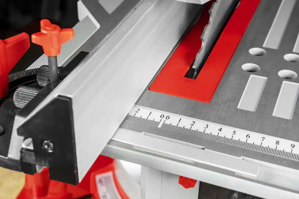 Holzmann Tisch- & Kappsäge TK305_230V inkl. Sägeblatt & Anschlag Holzmann Tisch- & Kappsäge TK305_230V inkl. Sägeblatt & Anschlag