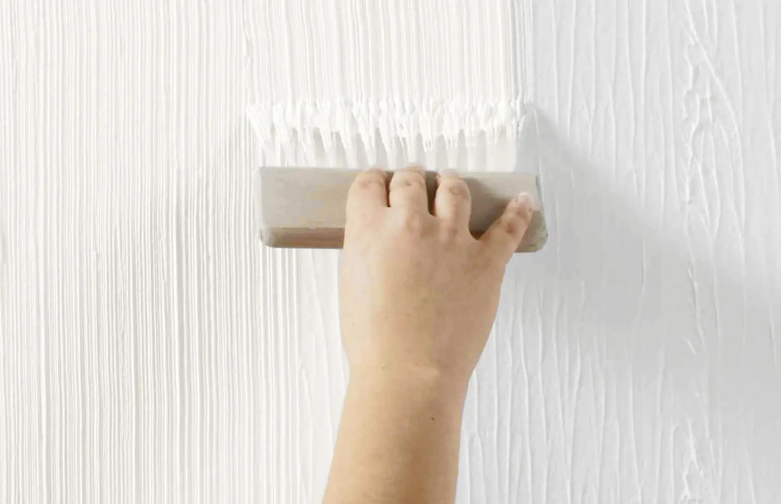 Alpina Effekt-Kamm Holzgriff mit hochwertigen Polyester-Borsten