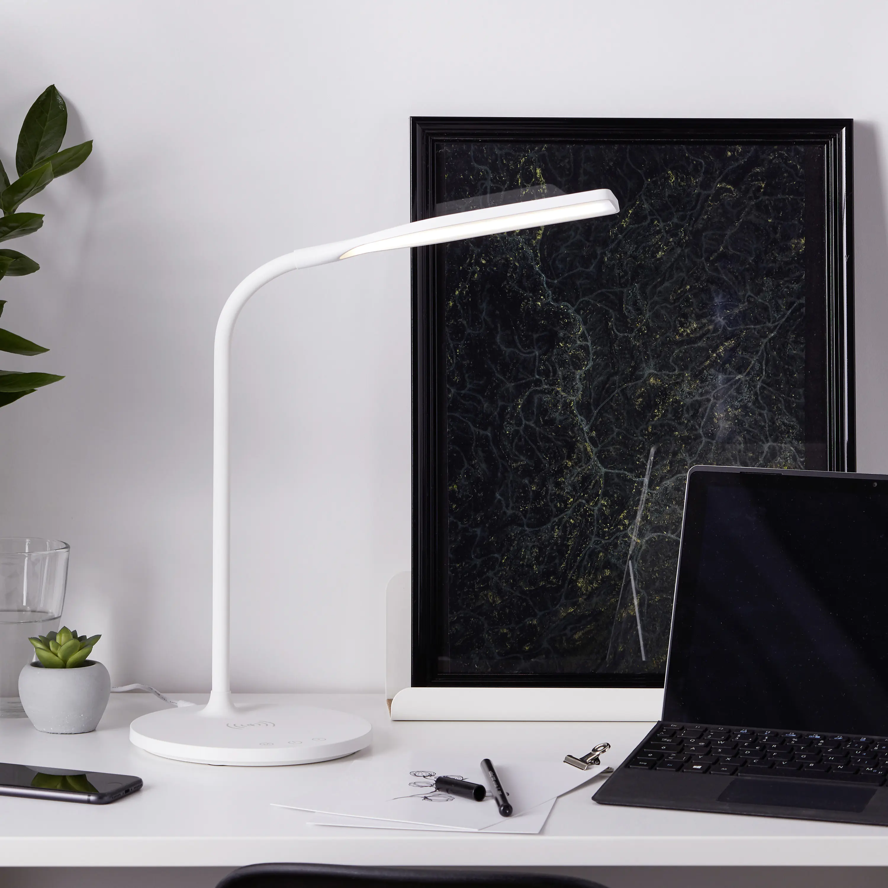 Brilliant LED Tischleuchte Joni weiß 4,5 W dimmbar warmweiß-kaltweiß Brilliant LED Tischleuchte Joni weiß 4,5 W dimmbar warmweiß-kaltweiß