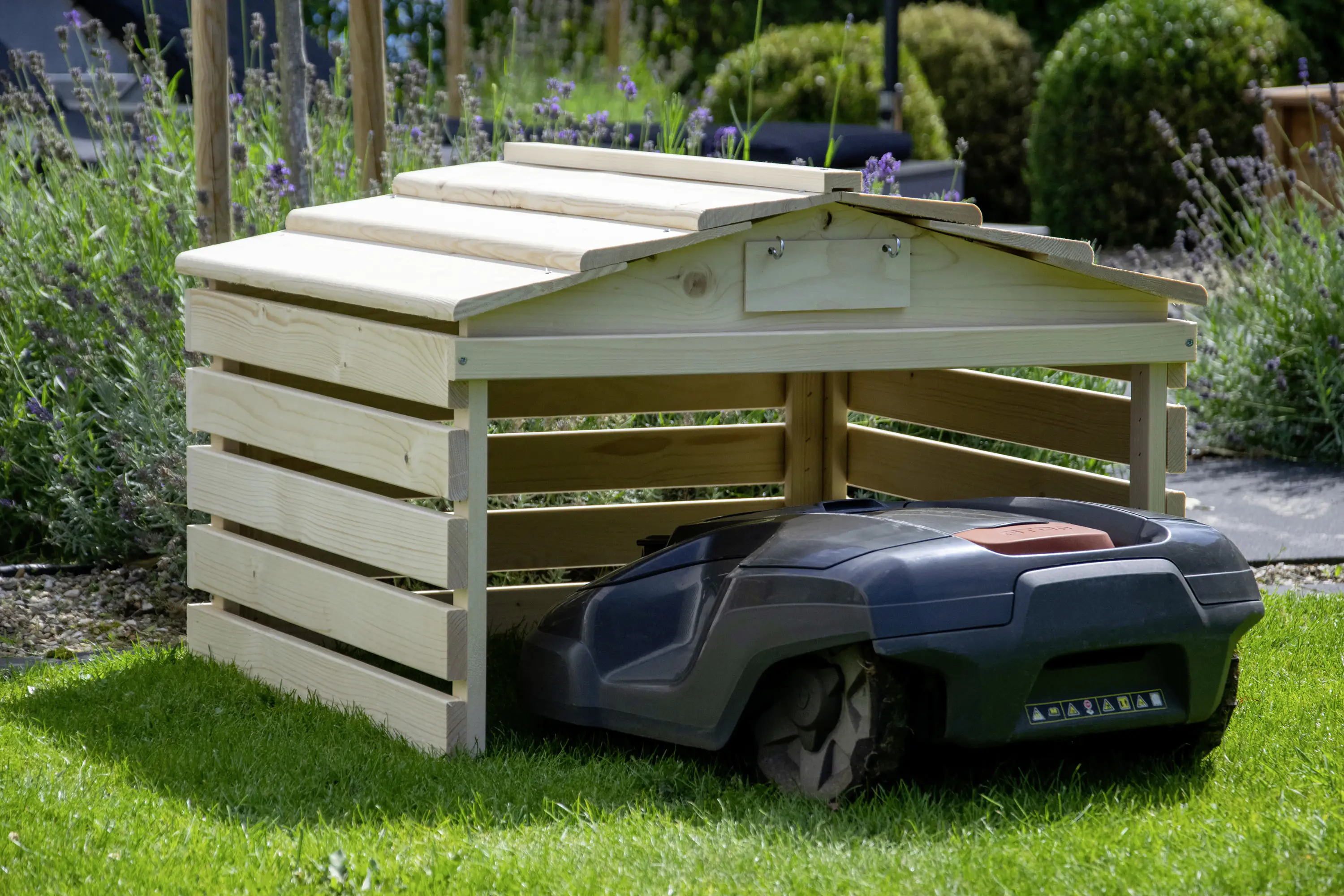 4055894561942_3169787 Dobar Mähroboter-Garage mit Schild natur 78,5 x 74 x 52,5 cm