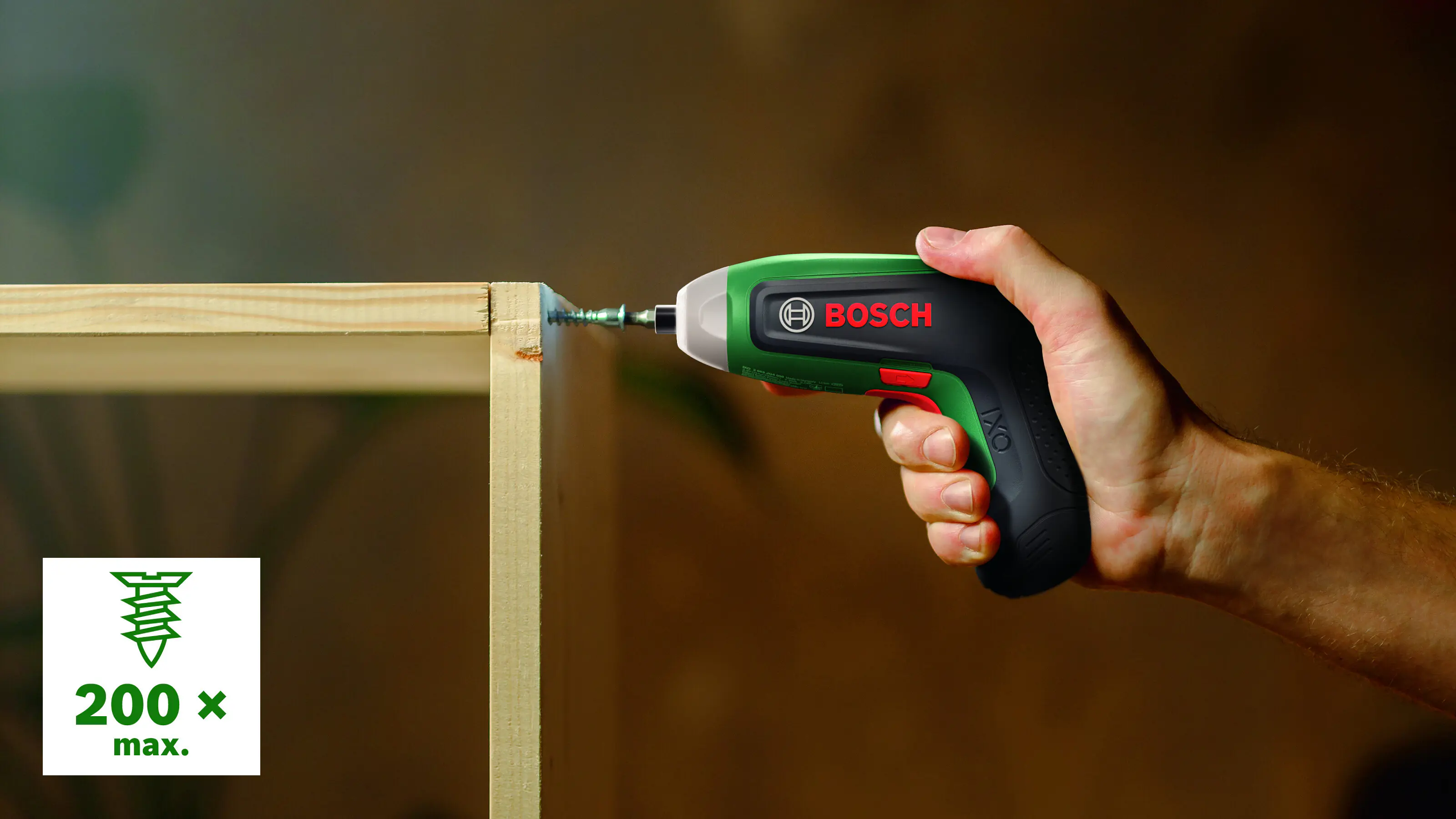 Bosch Akku-Schrauber IXO 8 4 V mit einem Akku (2 Ah) & 10 Bits