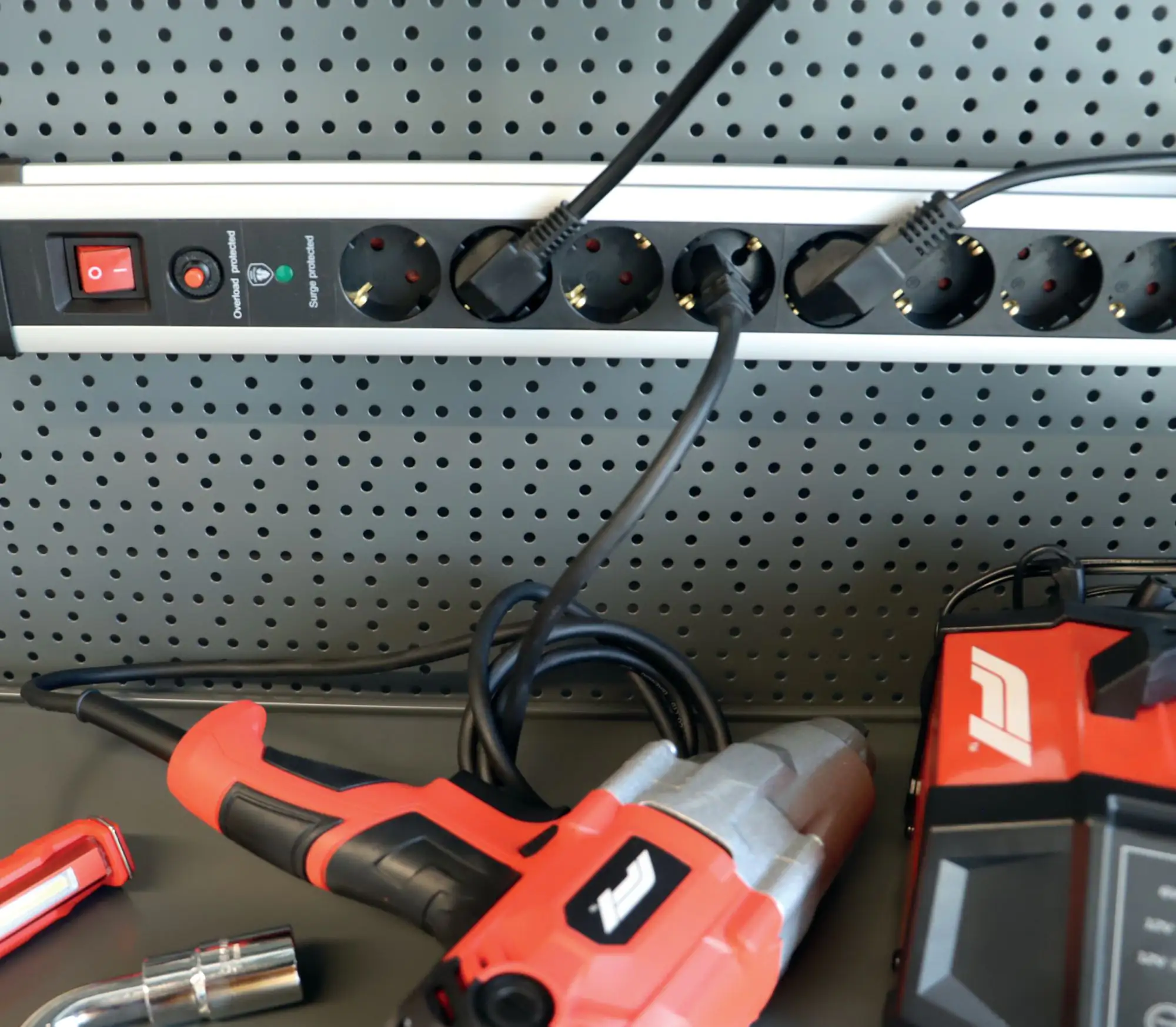 Unitec Tischsteckdose 8-fach 1,4 m H05VV-F 3G1,5 mit Überspannungsschutz