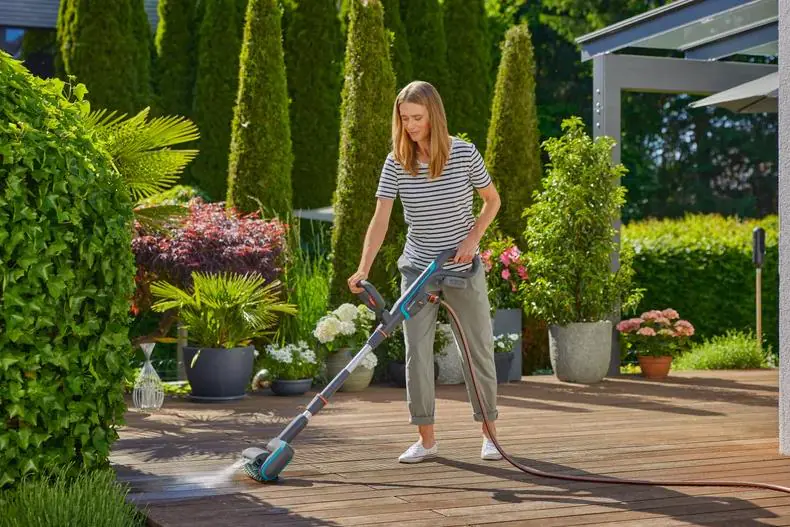 Gardena Akku-Reinigungsbürste Aqua Brush Universal 04/18V