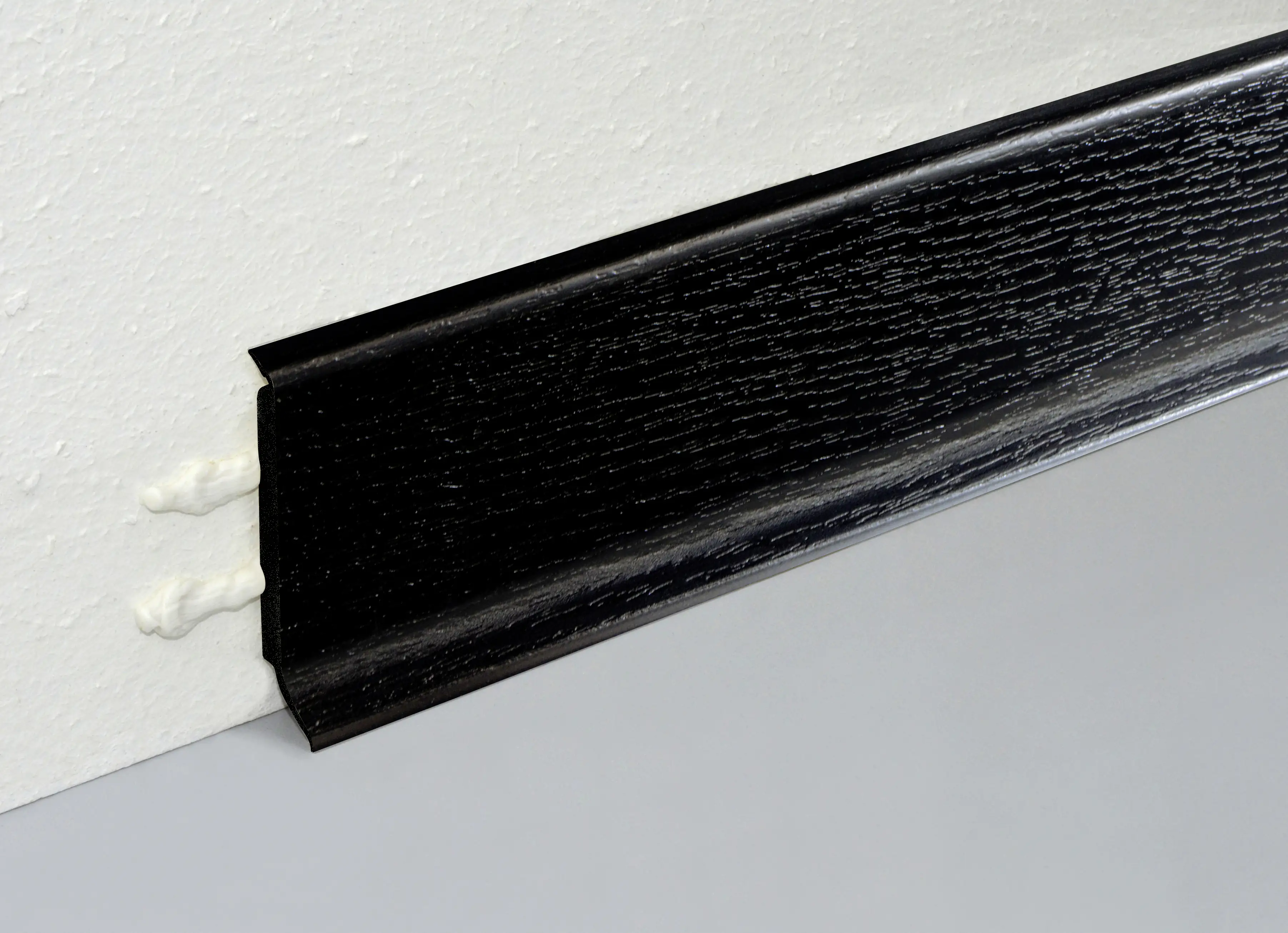 FN Neuhofer Kernsockelleiste 250 cm 60 x 14 mm schwarz