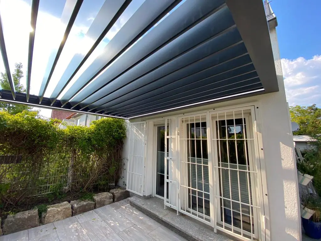 Lamellen Terrassenüberdachung 480 x 406,7 x 273 cm grau