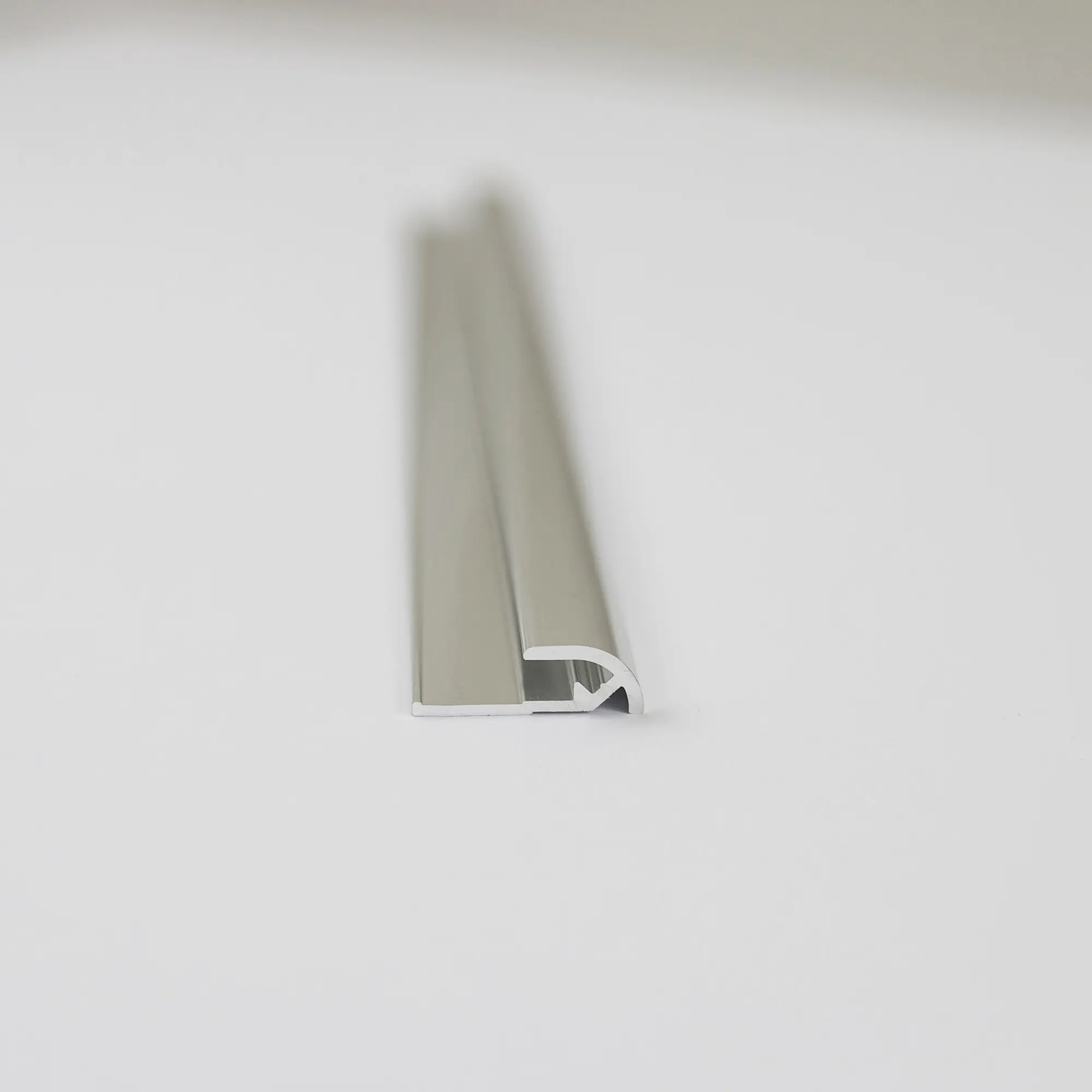 Breuer Profil Abschluss rund 2,3x0,7x255 cm, alu chromeffekt