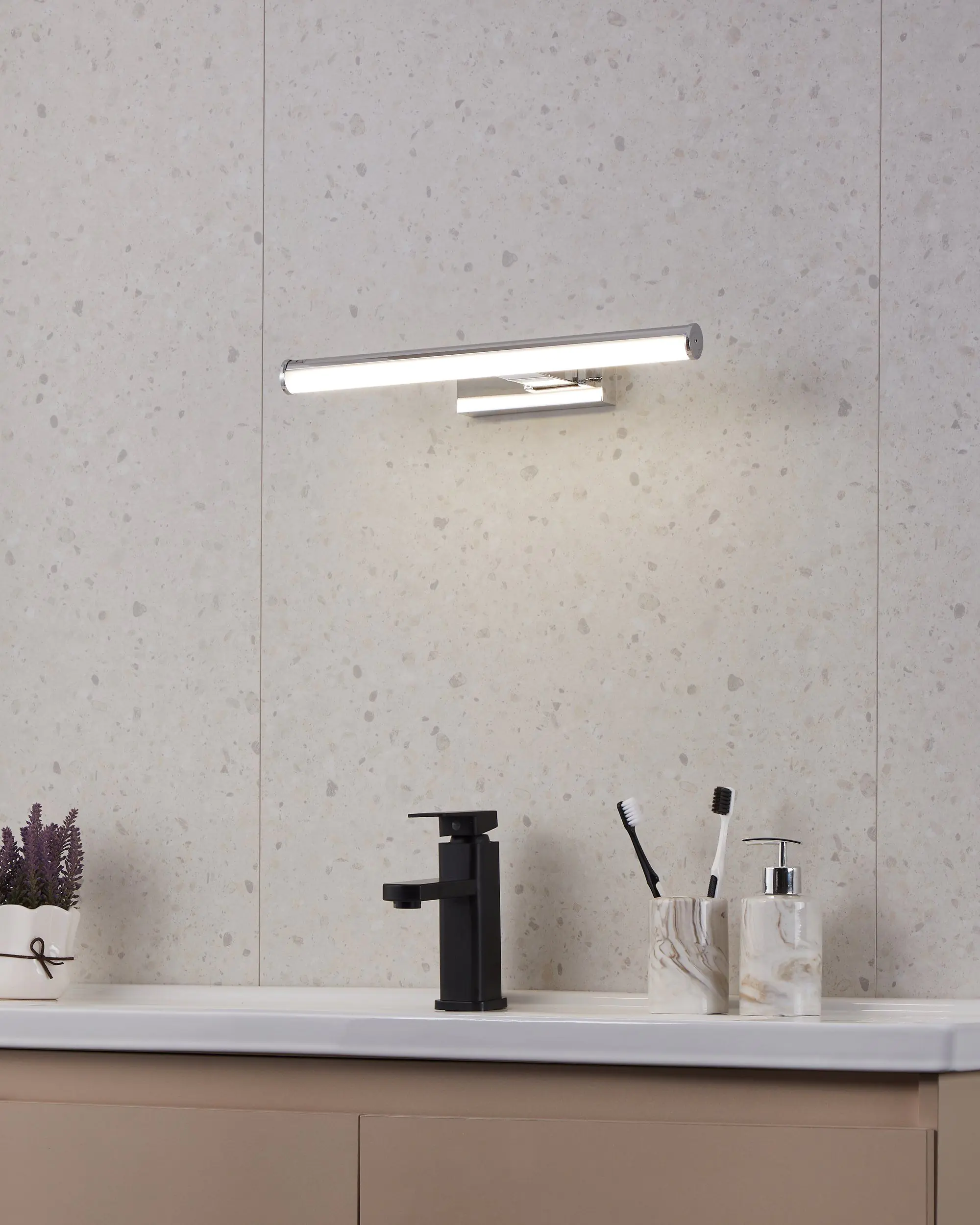 Eglo Spiegelleuchte Vadumi chrom 40 x 5 cm neutralweiß Eglo Spiegelleuchte Vadumi chrom 40 x 5 cm neutralweiß