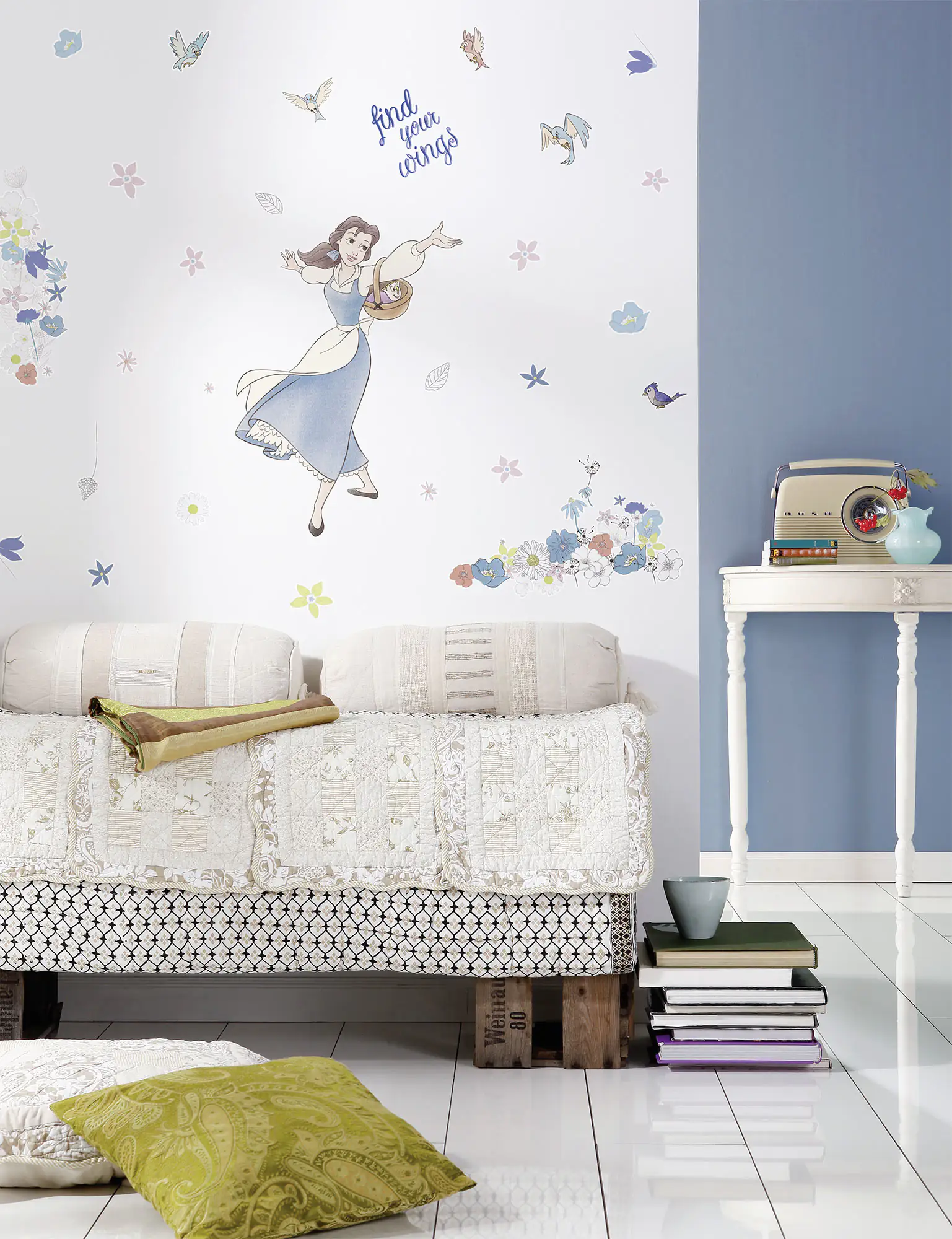 Komar Dekosticker Belle find Wings 50 x 70 cm Komar Dekosticker Belle find Wings 50 x 70 cm