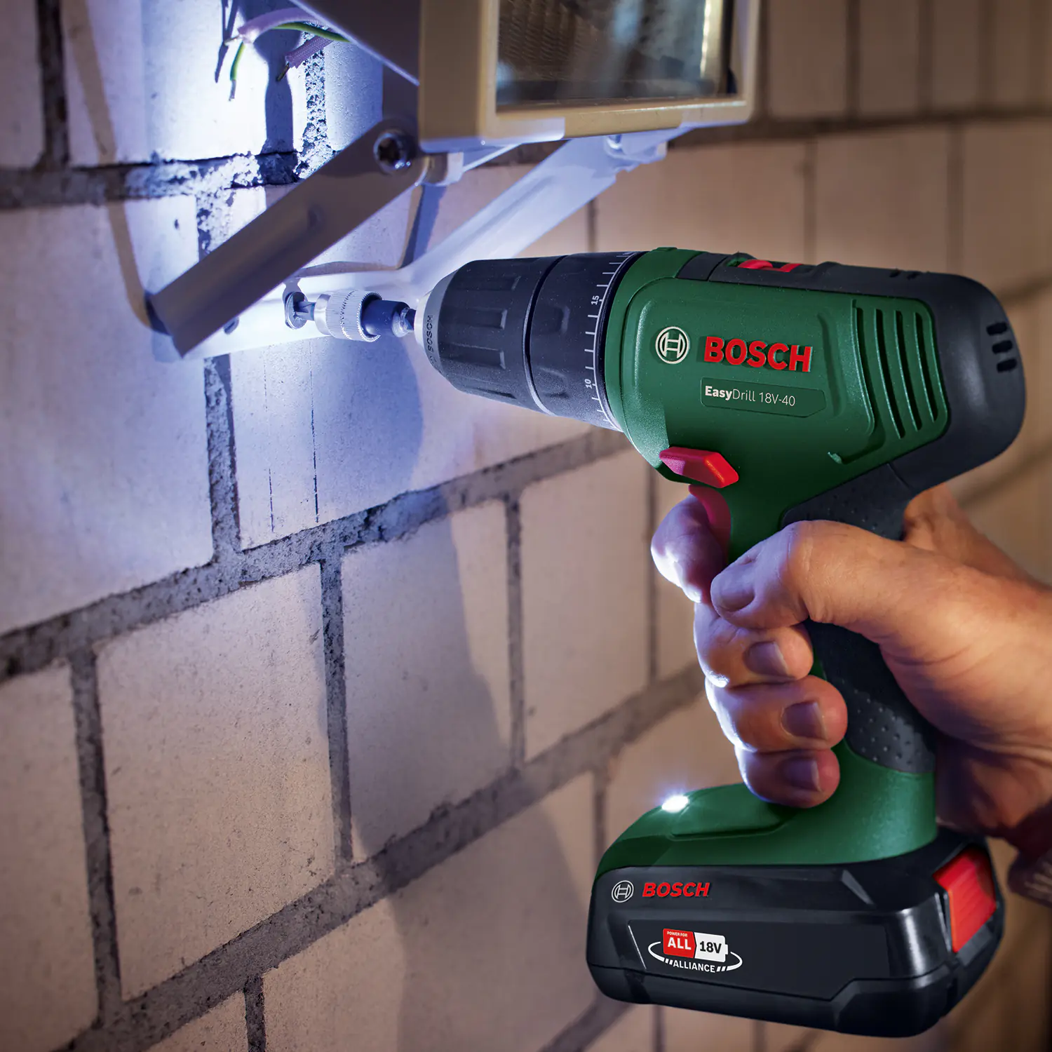 Bosch Akku-Schrauber EasyDrill 18V-40 2,0-Ah-Akku & Ladegerät Bosch Akku-Schrauber EasyDrill 18V-40 2,0-Ah-Akku & Ladegerät