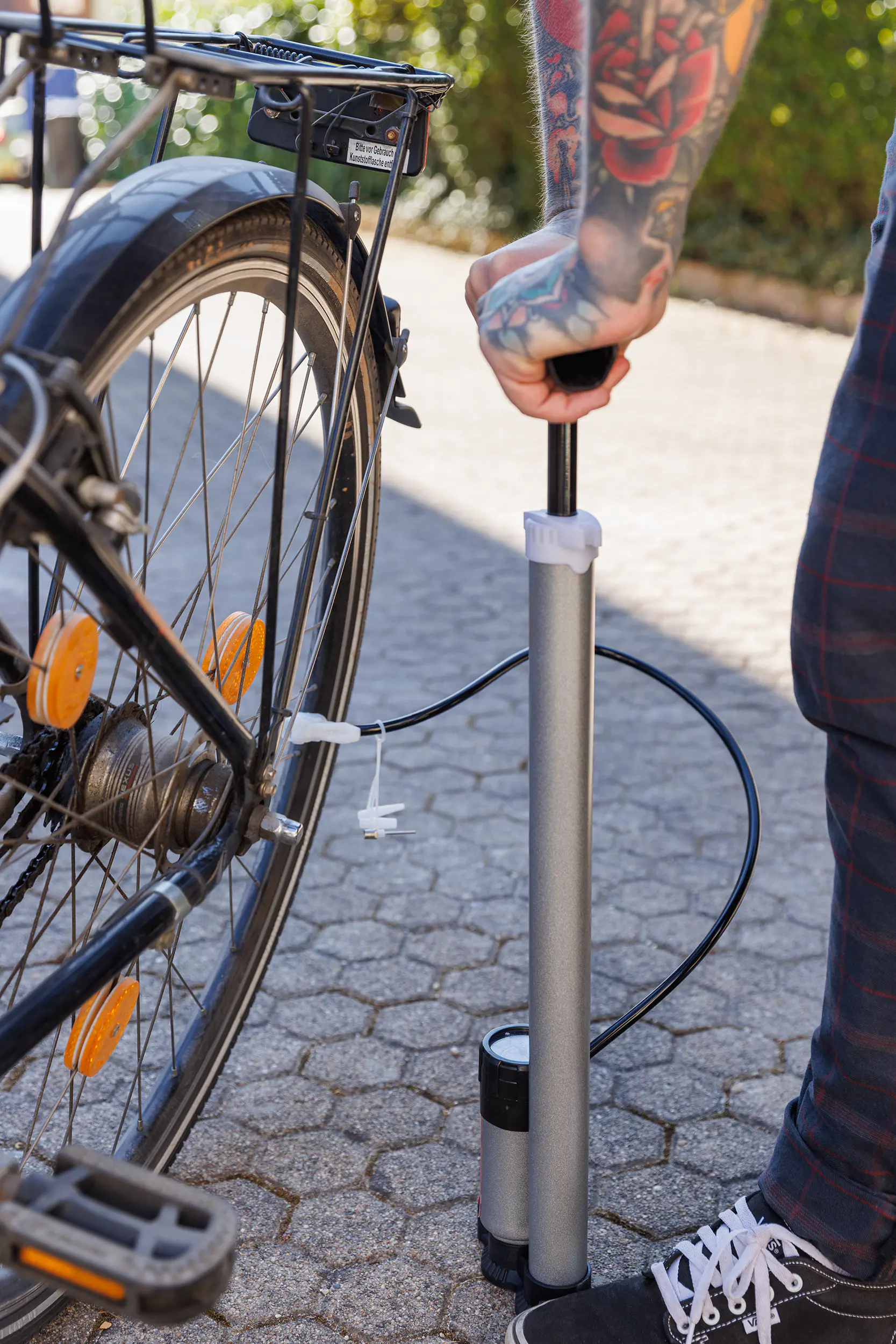 TrendLine Standluftpumpe mit Manometer bis 7 bar TrendLine Standluftpumpe mit Manometer bis 7 bar