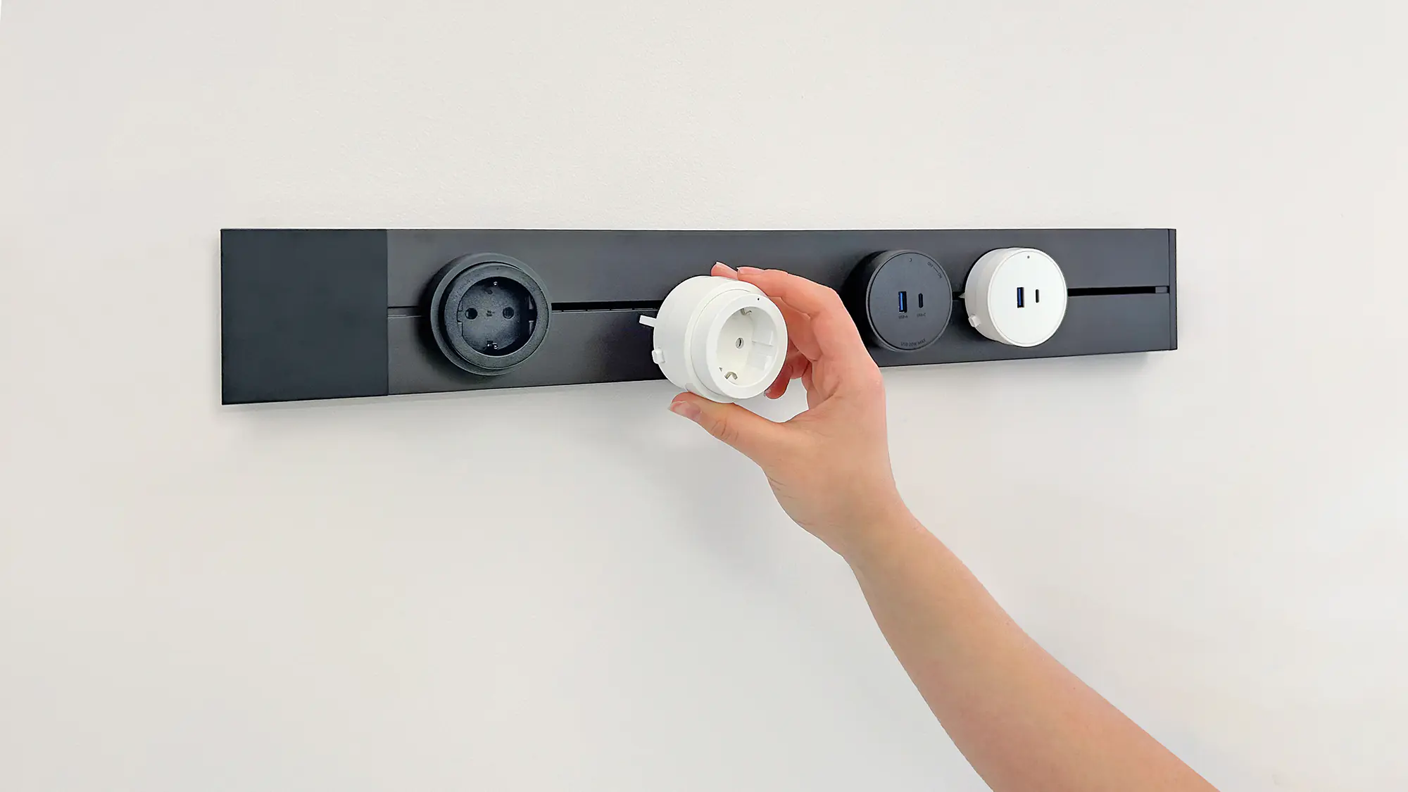 Schwaiger Modulare Stromleiste 50 cm max. 3680W schwarz Schwaiger Modulare Stromleiste 50 cm max. 3680W schwarz