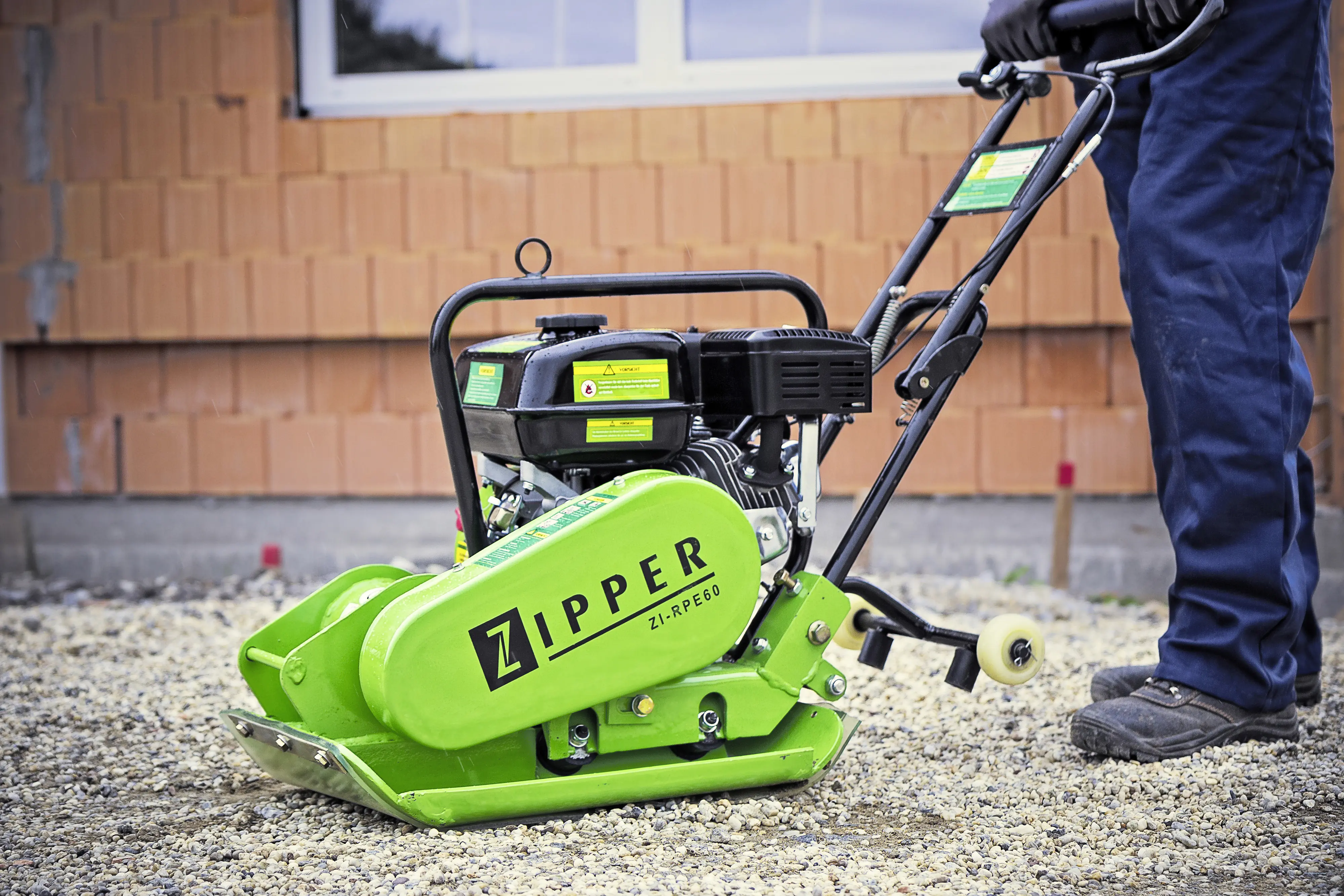 Zipper Rüttelplatte ZI-RPE60 inkl. Gummiplatte und Fahrwerk 4 kW Zipper Rüttelplatte ZI-RPE60 inkl. Gummiplatte und Fahrwerk 4 kW