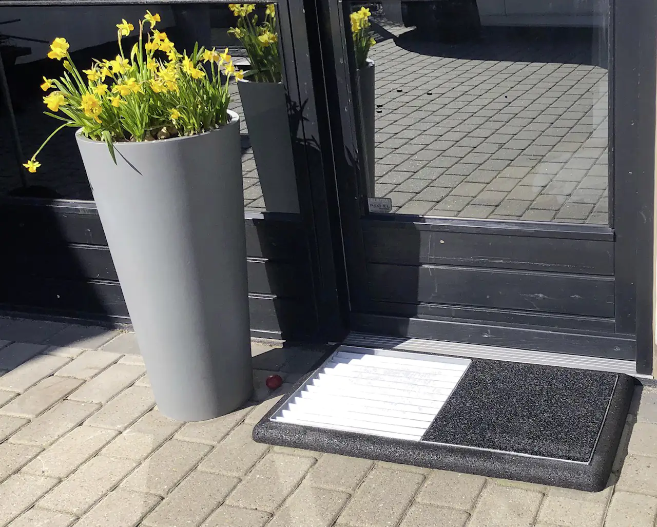 Plus Fußabtreter Cubic 48 x 88 cm mit Rahmen, Rost & Kunststoffmatte Plus Fußabtreter Cubic 48 x 88 cm mit Rahmen, Rost & Kunststoffmatte