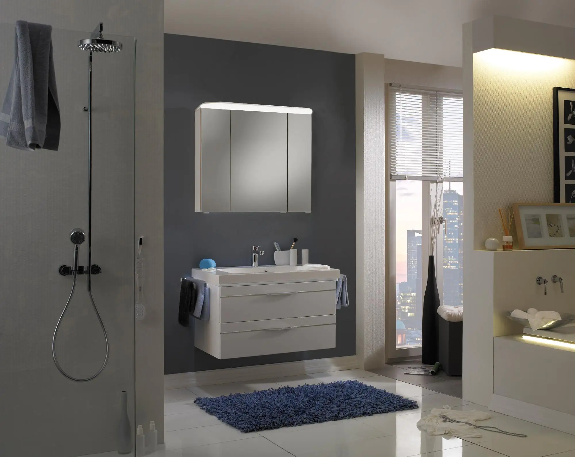 Pelipal Badmöbel-Set Balto Weiß Hgl/Weiß Glanz mit Leuchtfuge und Kranz-Leuchte 92 cm