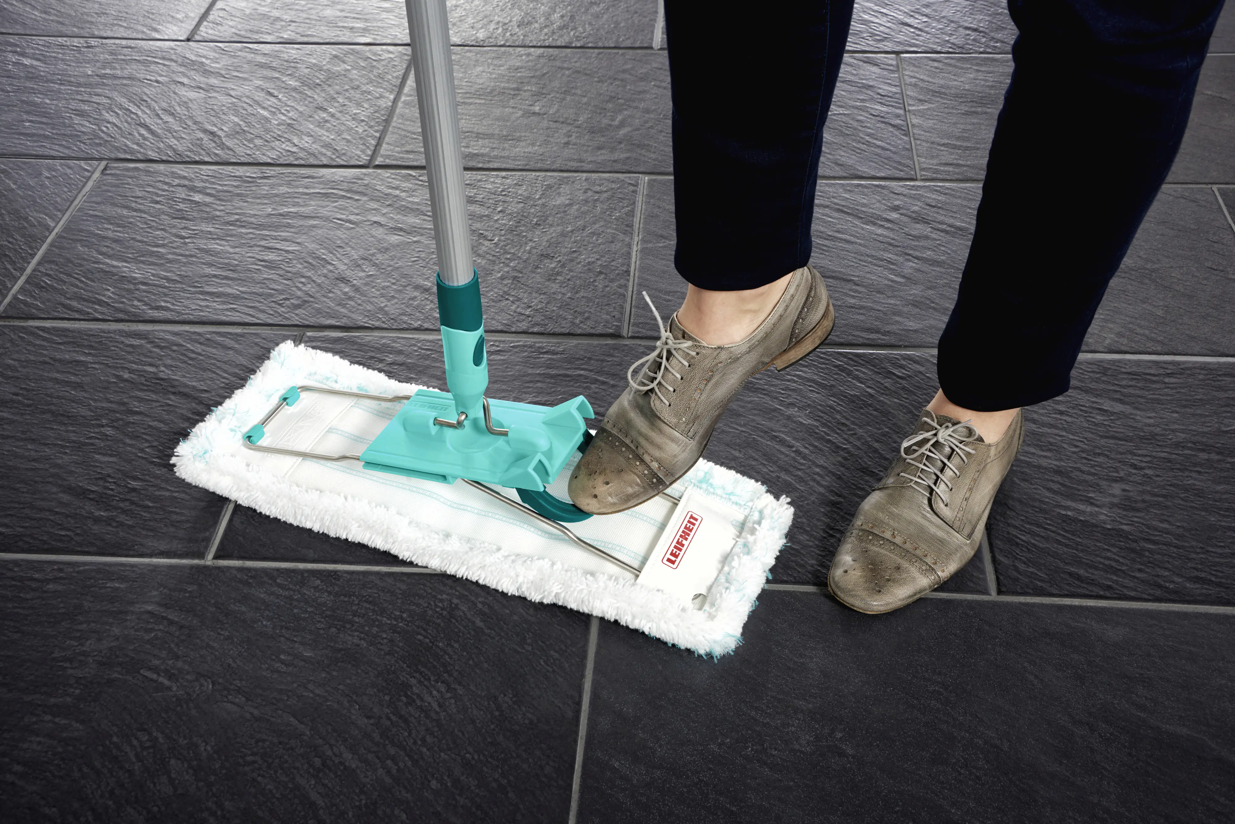 Leifheit Bodenwischer Profi XL Alu mit Stiel & Staubbezug 42 cm Wischbreite